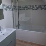 rénovation de salle de bain à saint nazaire - baignoire et meuble vasque avec colonne - pose par Le Rol plomberie